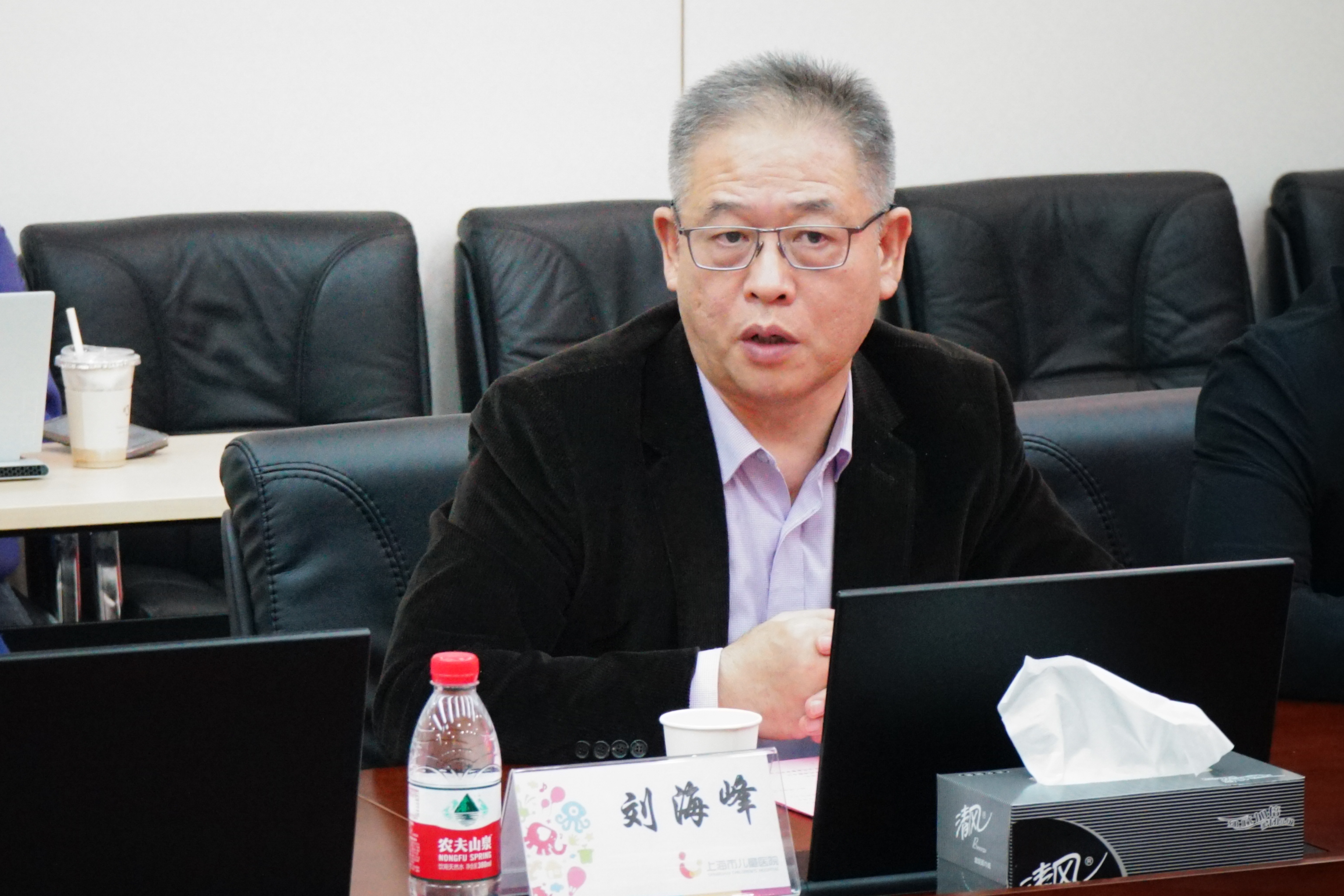 沙发上放着笔记本电脑的男人中度可信度描述已自动生成